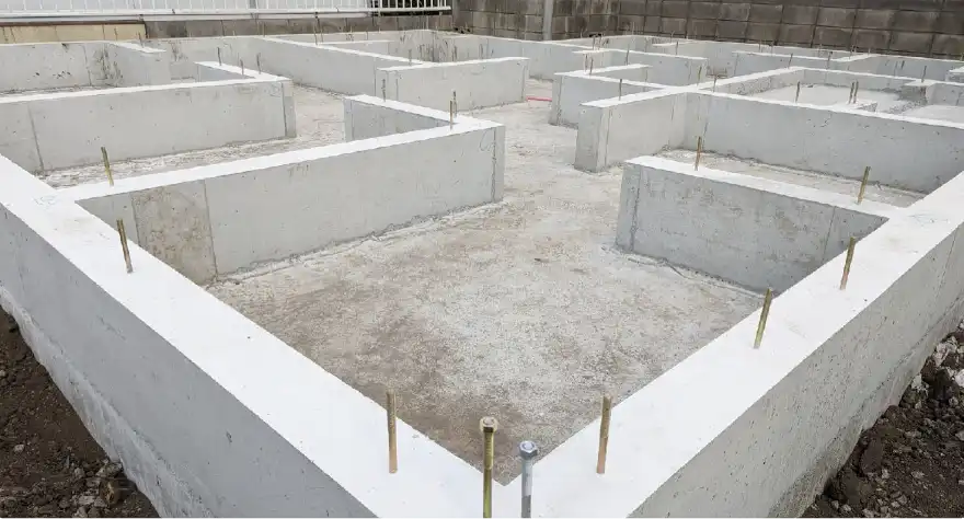 住宅の基礎とは、土地と建物をつなぐ重要な役割を持つ土台です。