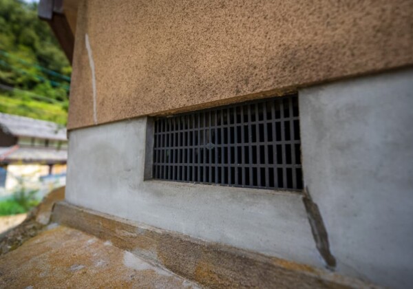 無筋コンクリートの基礎は危険？補強方法と費用を徹底解説